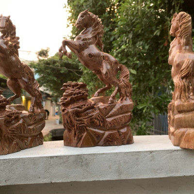 Tượng con ngựa trang trí phong thủy hút tài lộc bằng gỗ mun đuôi công kt cao 40×22×7,5cm