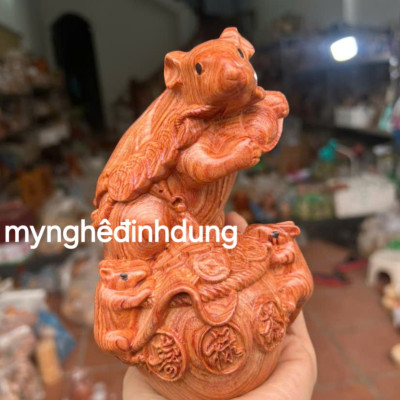 Tượng chú chuột mẹ  con bằng gỗ hương đá cao 15x9x9cm 