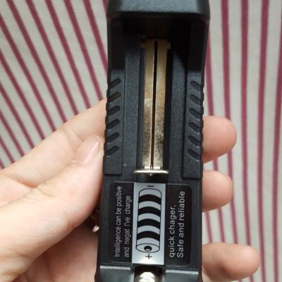 1 Cục Sạc Pin đa năng, sạc được cho pin 18650, pin AA và pin AAA - Hàng chính hãng