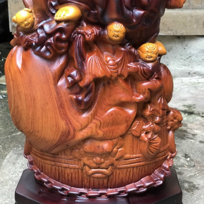 Tượng phật di lặc ngũ phúc gánh cành đào bằng gỗ hương đá tô làm mầu giả cổ kt cao 60×24×15cm