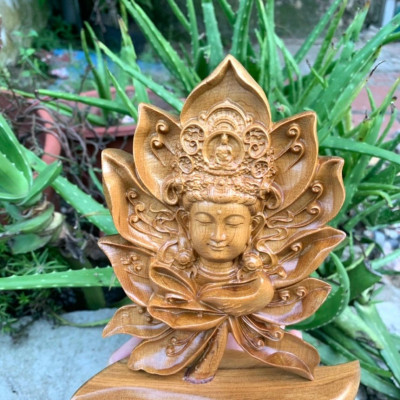 Diện phật khắc nằm trong lòng bông hoa sen ,bằng gỗ bách xanh thơm nức kt 16×15×6cm  