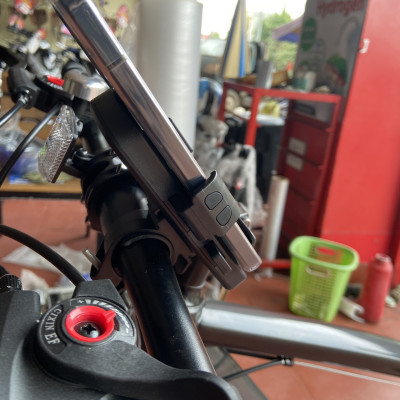 Giá đỡ điện thoại gắn khung xe đạp nhỏ gọn, tiện dụng, dễ sử dụng