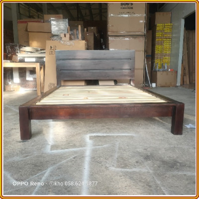 Giường ngủ gỗ sồi Tundo màu nâu óc chó 210 x 192 x 100cm