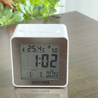  SẮP VỀ Đồng hồ Rhythm LCT076NR03 – KT 7.2 x 7.2 x 5.0cm. 105g. Vỏ nhựa. Dùng Pin.