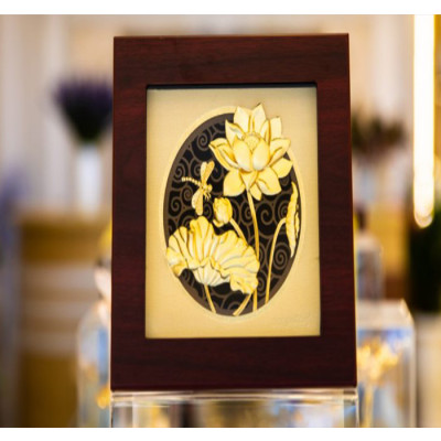 Tranh hoa sen chuồn chuồn dát vàng 24k (20x20cm) MT Gold Art- Hàng chính hãng, tranh trang trí nhà cửa, quà tặng dành cho sếp, đối tác, khách hàng, sự kiện. 