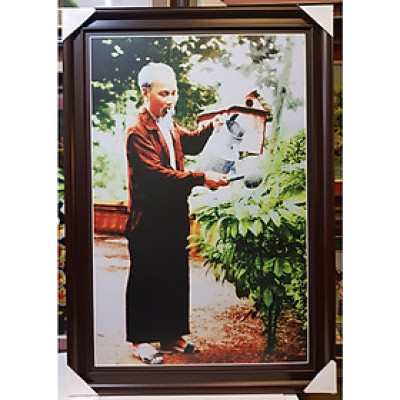 TRANH IN DẦU CAO CẤP - BÁC HỒ TƯỚI CÂY VÚ SỮA (KHỔ 70*100CM)