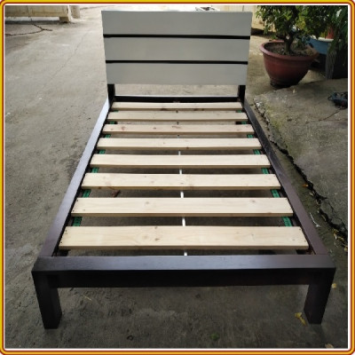 Giường ngủ gỗ sồi Juno sofa màu nâu óc chó nang ngang trắng 