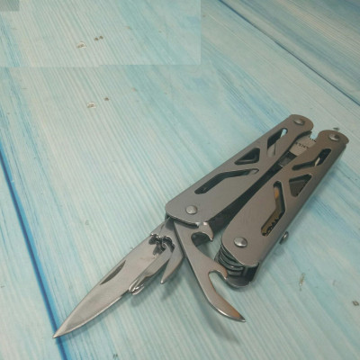 KỀM XẾP ĐA NĂNG 12IN1 VÀ ĐÈN PIN STANLEY STHT74330-23 - HÀNG CHÍNH HÃNG