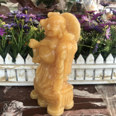 Tượng Phật Di Lặc gánh đào đứng trên thỏi vàng phong thủy đá ngọc hoàng long trang trí bàn làm việc - Cao 20 cm