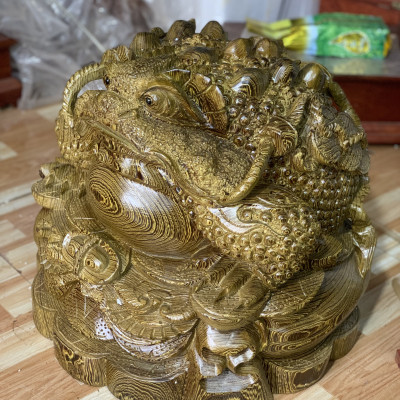 Thiềm thừ phong thủy hút tài lộc gỗ mun đuôi công kt 50×50×50cm  