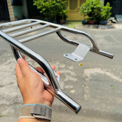 Cảng inox 2 tầng 3 sọc gắn xe Sirius