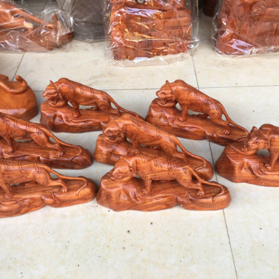 Tượng con hổ chúa tể sơn lâm bằng gỗ hương đá kt 55×25×12cm