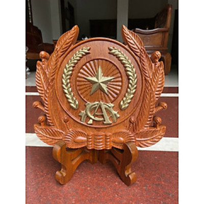 Huy hiệu công an nhân dân trạm khắc bằng gỗ hương đá 