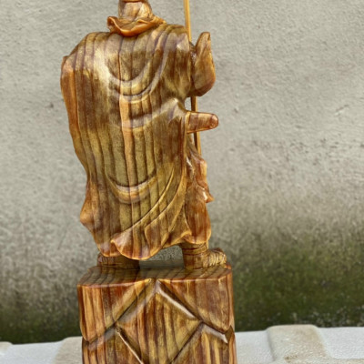 Tượng quan công gỗ huyết long đứng trên đầu hổ phù kt cao 30