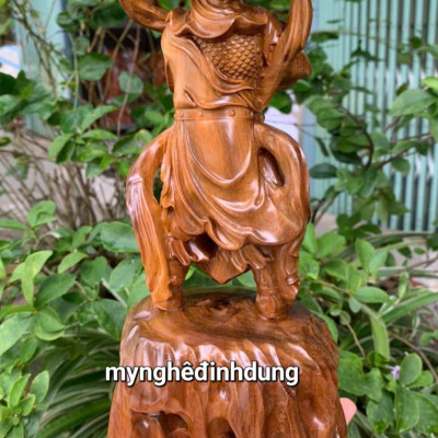 Tượng quan công trấn ải  bằng gỗ bách xanh thơm nức kt cao 25x11x9cm 