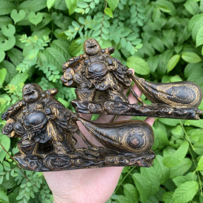 Tượng phật Di Lặc kéo bao tiền vàng phong thủy gỗ trầm hương sánh chìm tự nhiên để bàn làm việc và taplo xe ô tô