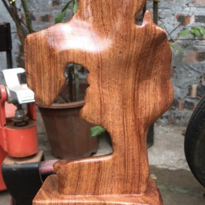 Tượng mãi mãi bên nhau trọn đời bằng gỗ hương đá kt cao 30×15×5cm 