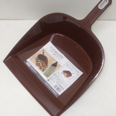 Xẻng hót rác Sanada Seiko, bề mặt xẻng có độ vát giúp dễ dàng lấy sạch rác và bụi bẩn trên bề mặt sàn nhà - nội địa Nhật Bản 