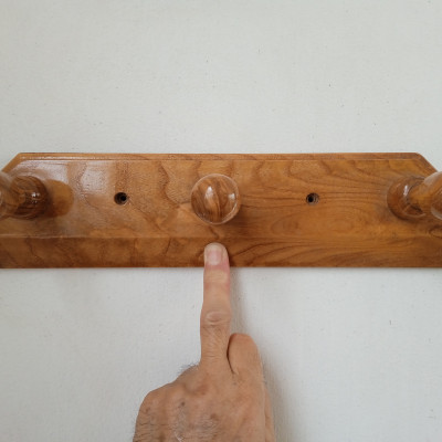 Giá treo quần áo gỗ N H home 3 móc gắn tường.