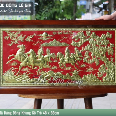 Tranh Bát Mã bằng đồng khung gỗ trò nền đỏ 48 x 88cm