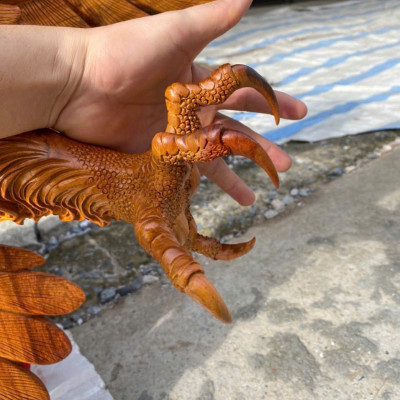 Tượng con đại bàng chúa tể bầu trời bằng gỗ hương
