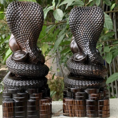 Tượng con rắn phong thủy bằng gỗ mun hoa kt cao 30cm