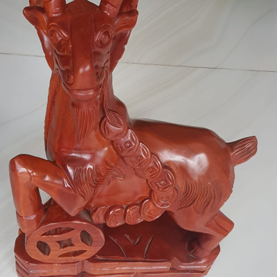 Tượng Gỗ Mỹ Nghệ trạm hình Con Dê đứng tiền màu đỏ đẹp Size cao 50cm ngang 30cm sâu 15cm Ý nghĩa trưng con dê gỗ trong nhà, trên bàn cầu mong cuộc sống bình an, may mắn, sung túc , tài lộc ạ