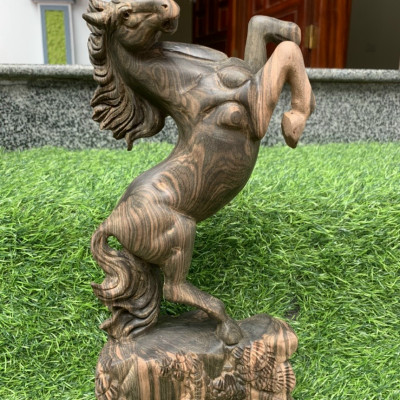 Tượng con ngựa trang trí phong thủy hút tài lộc bằng gỗ mun kt cao 30×15×7cm