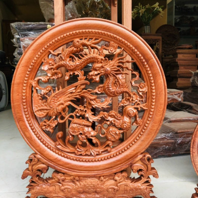 ĐĨA TRANH TRÍ PHONG THỦY TRẠM KHẮC TỨ LINH BẰNG GỖ HƯƠNG ĐÁ KT MẶT TRÒN 45×4CM