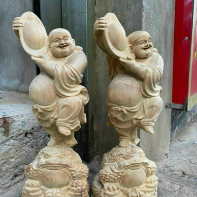 Tượng phật di lặc tay ôm thỏi ,chân trấn cóc  bằng gỗ bách xanh kt cao 40×15×16cm