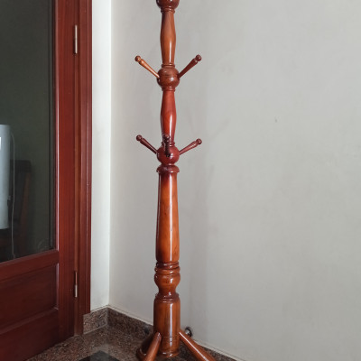 Cây treo quần áo N H home thân to chân thẳng màu nâu đậm 