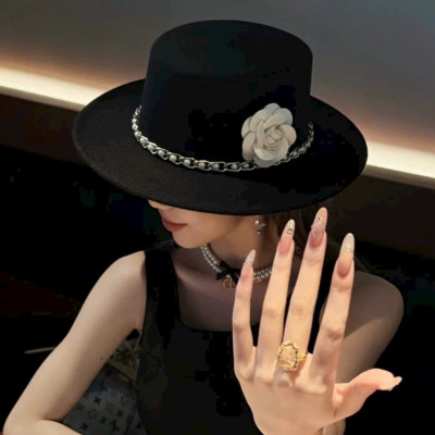 Nón mũ nỉ fedora: Thiết kế vành bằng phối hạt đai xích gắn hoa, tạo nên vẻ ngoài trắng nhã. Chất liệu nỉ mềm mại, mang lại cảm giác thoải mái khi sử dụng. Kiểu dáng nón fedora hợp thời trang, phù hợp với nhiều phong cách thời trang Dona25090905