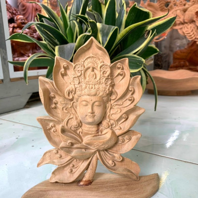 Diện phật khắc nằm trong lòng bông hoa sen ,bằng gỗ bách xanh thơm nức kt 16×15×6cm  