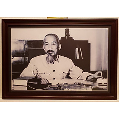 TRANH IN DẦU CAO CẤP - BÁC HỒ NGỒI LÀM VIỆC (hình ảnh đen trắng)