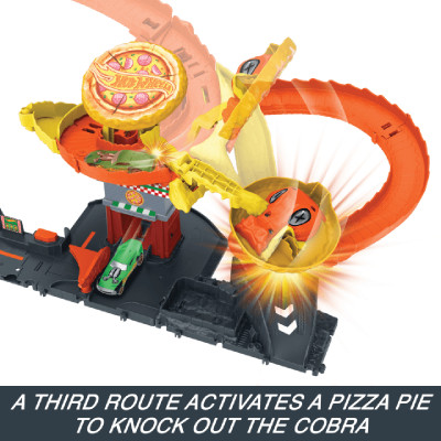 Đồ Chơi Cuộc Chiến Giữa Rắn Hổ Mang Và Tiệm Pizza Hot Wheels City HTN81