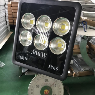 Đèn pha cốc 300w chiếu sân bóng siêu sáng