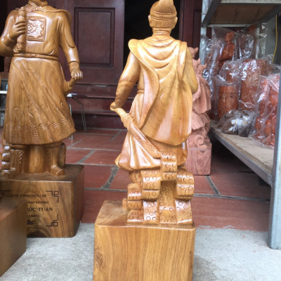 Tượng trần quốc tuấn trần hương đạo vương bằng gỗ bách xanh thơm nức kích thước cao 60cm