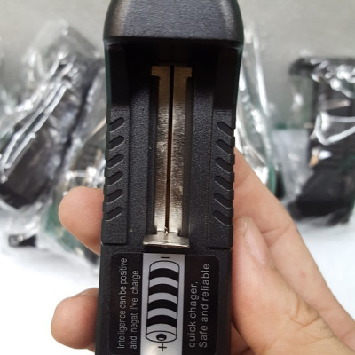 1 Cục Sạc Pin đa năng, sạc được cho pin 18650, pin AA và pin AAA - Hàng chính hãng