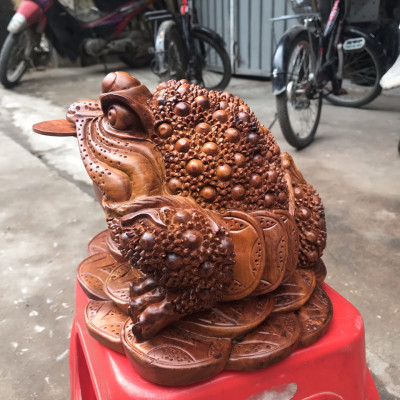 Cóc ngậm đồng tiền vàng bằng gỗ hương đá kt 28×24×19cm