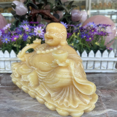 Tượng Phật Di Lặc ngồi tựa bao tiền cầm thỏi vàng phong thủy đá ngọc hoàng long - Dài 30 cm