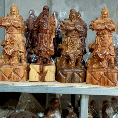 Tượng quan công đứng khoanh tay bằng gỗ bách xanh thơm nức kt cao 30×10×11cm