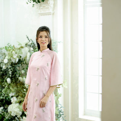 Áo dài cách tân thiết kế hồng tơ 4 tà thêu hoa lá ( size L)