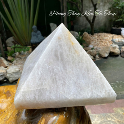 Đá phong thủy kim tự tháp NHASAN T715 nặng 7.8kg, cao 16cm x ngang 20.5cm
