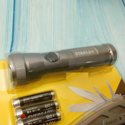 KỀM XẾP ĐA NĂNG 12IN1 VÀ ĐÈN PIN STANLEY STHT74330-23 - HÀNG CHÍNH HÃNG