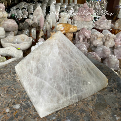 Đá phong thủy kim tự tháp NHASAN T715 nặng 7.8kg, cao 16cm x ngang 20.5cm