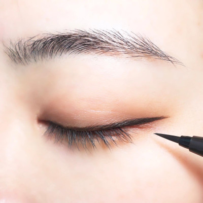 Bút Kẻ Mắt Nước Không Lem Không Trôi Nét Kẻ Siêu Mãnh Kissme Heroine Make Eyeline Màu Đen (0.4 mL)