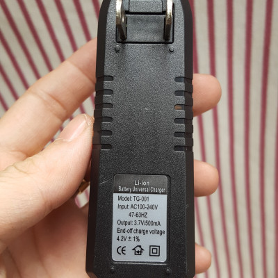 1 Cục Sạc Pin đa năng, sạc được cho pin 18650, pin AA và pin AAA - Hàng chính hãng