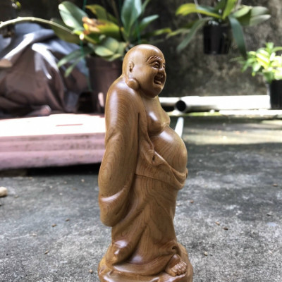 Tượng phật di lặc kéo bao vàng bằng gỗ bách xanh thơm nức kt cao 15×8.8×6cm 