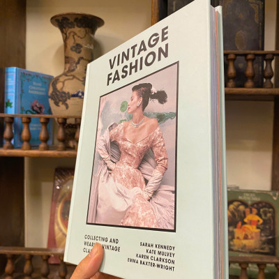 Sách - Vintage Fashion: Collecting & wearing designer classics by Sarah Kennedy | Bìa cứng