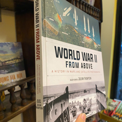 Sách - World War II from Above: A History in Maps and Satellite Photographs by Julian Thompson
